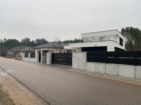 Zdjęcie - ogrodzenia z betonu architektonicznego połączone z ogrodzeniem palisadowym