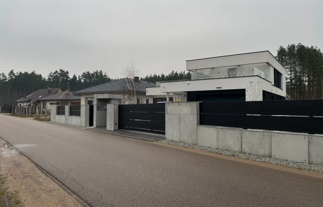 Zdjęcie - ogrodzenia z betonu architektonicznego połączone z ogrodzeniem palisadowym