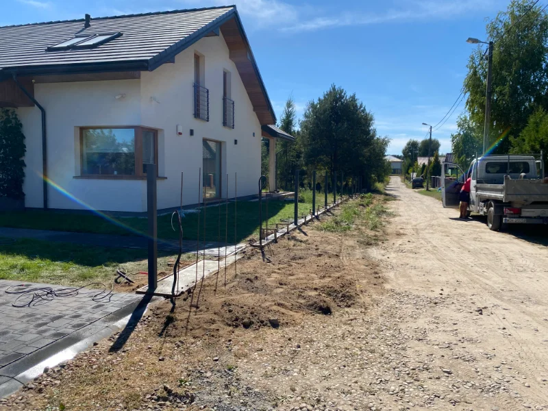 Zdjęcie - fundament pod ogrodzenia fundament na działce